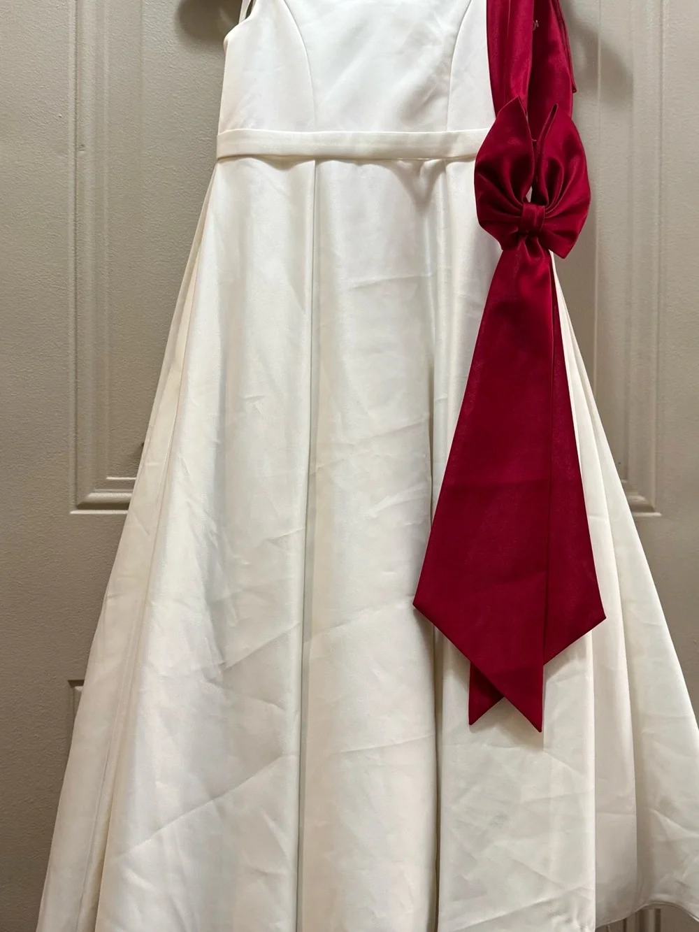 David’s Bridal WG1428 Off Shoulder White Satin Flower Girl Dress Size 6 with Red